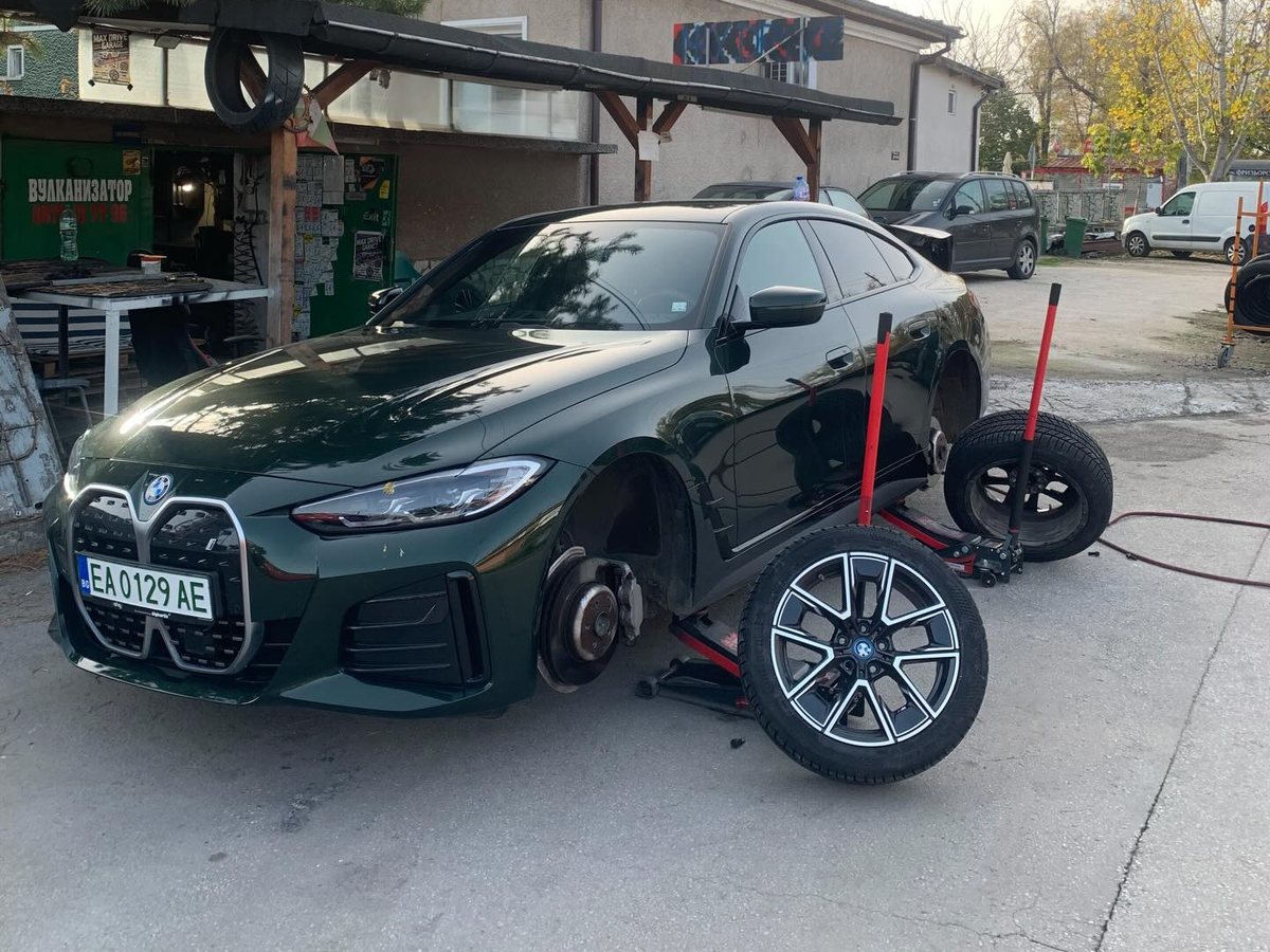 MAX DRIVE garage сменя гуми на място — автомобил на крикове със свалено колело