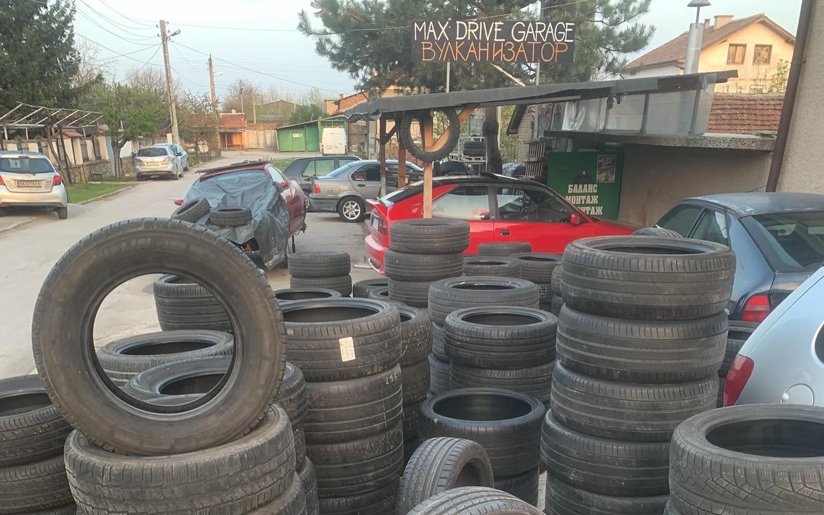 MAX DRIVE garage в с. Главиница — табелата и гумите пред сервиза