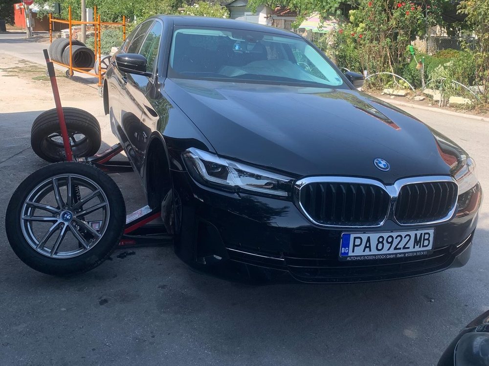 Смяна и на четирите гуми на автомобил на място, извън сервиза