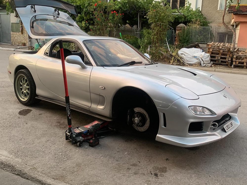 Mazda RX-7 на крикове по време на ремонт
