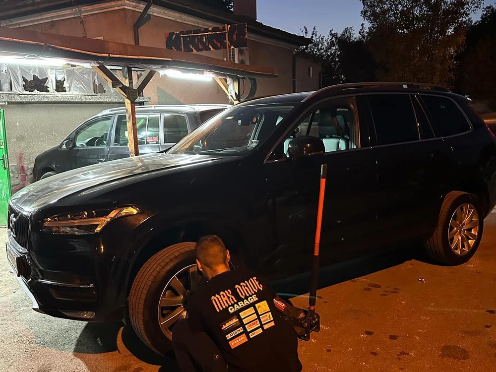 BMW X5 на крикове при ремонт на ходовата част