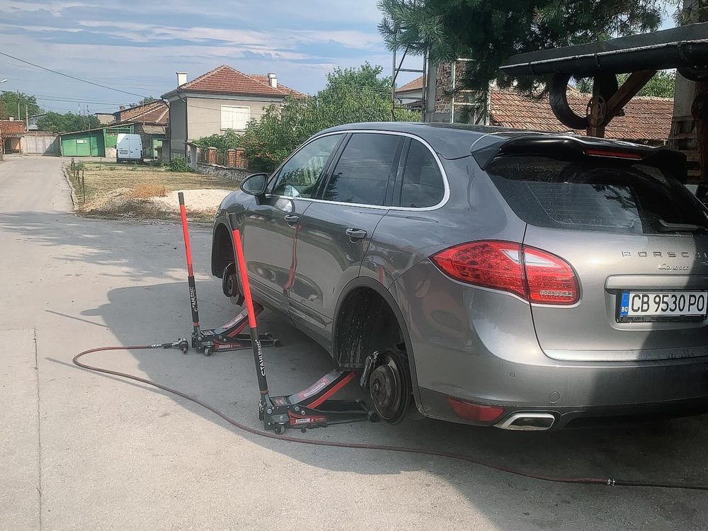 Porsche Cayenne на крикове при смяна на гуми